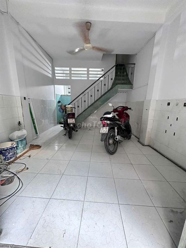 nhà thuê 686/70/2 cách mạng tháng 8 , 1 rrêt 3 lâu 3pn 3wc gia 11tr