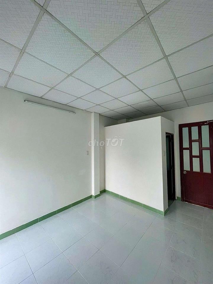 nhà thuê 686/70/2 cách mạng tháng 8 , 1 rrêt 3 lâu 3pn 3wc gia 11tr