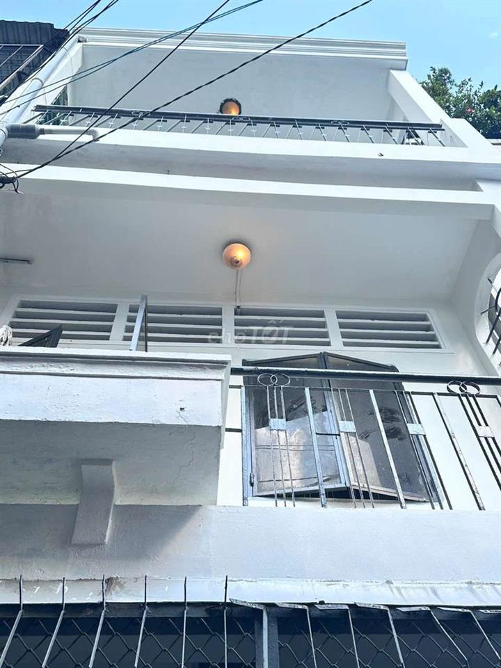 nhà thuê 686/70/2 cách mạng tháng 8 , 1 rrêt 3 lâu 3pn 3wc gia 11tr