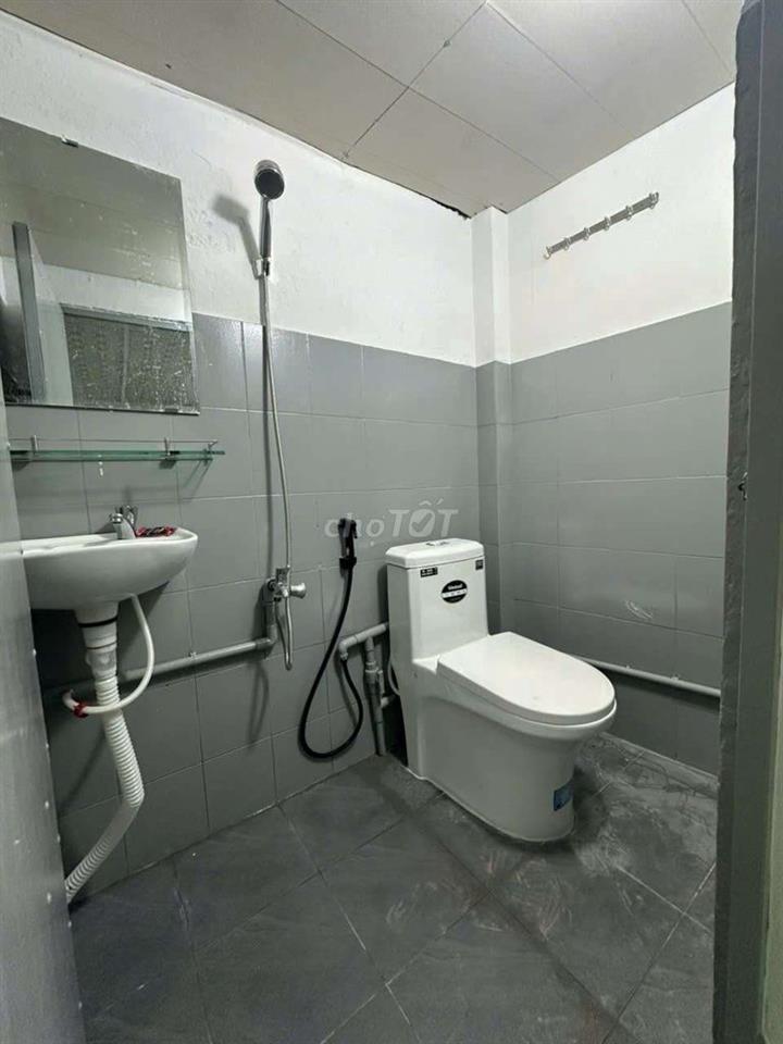 cho thuê nhà 888/67/24 lạc long quân  sử dụng 120m 3pn 3wc gia 11 tr 