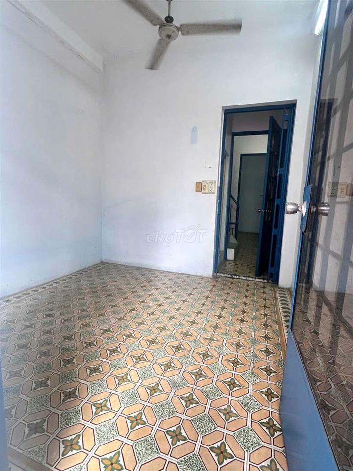 nha thuê 686/70/2 cách mạng tháng 8 4 tầng 3pn 3wc giá 11 triêu