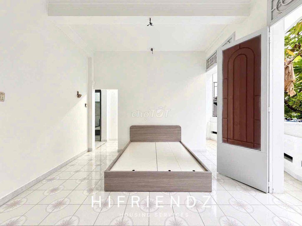 PHÒNG BAN CÔNG LỚN GIÁ RẺ ĐỐI DIỆN ETOWN CỘNG HOÀ, TÂN BÌNH