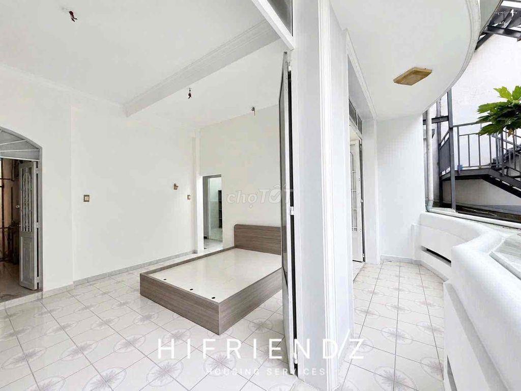 PHÒNG BAN CÔNG LỚN GIÁ RẺ ĐỐI DIỆN ETOWN CỘNG HOÀ, TÂN BÌNH