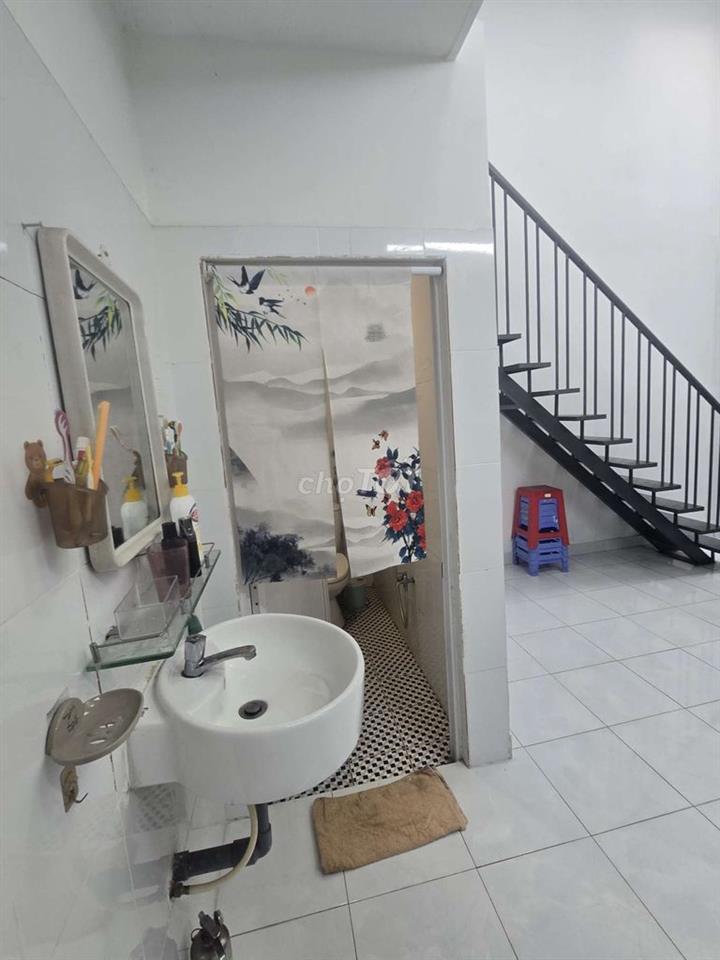 GIẢM GIÁ THUÊ Nhà Nguyên Căn Sát Sân Bay (Cách 100m) – 2PN