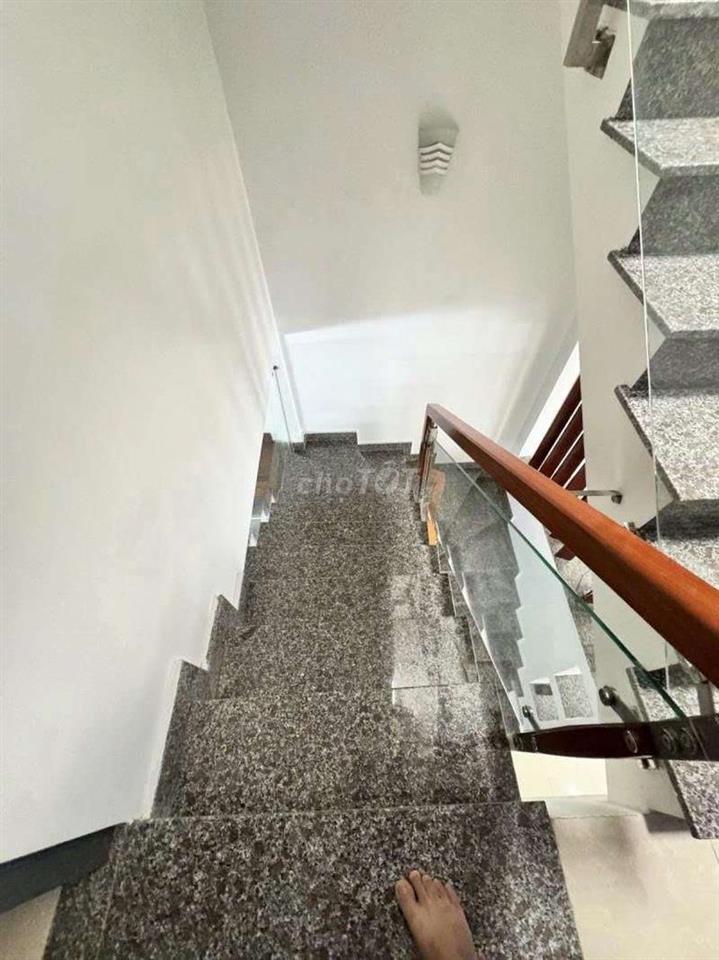 HẺM XE HƠI TỚI NHÀ GIÁP Q11- Nở hậu 42m2 4PN Mới Đẹp
