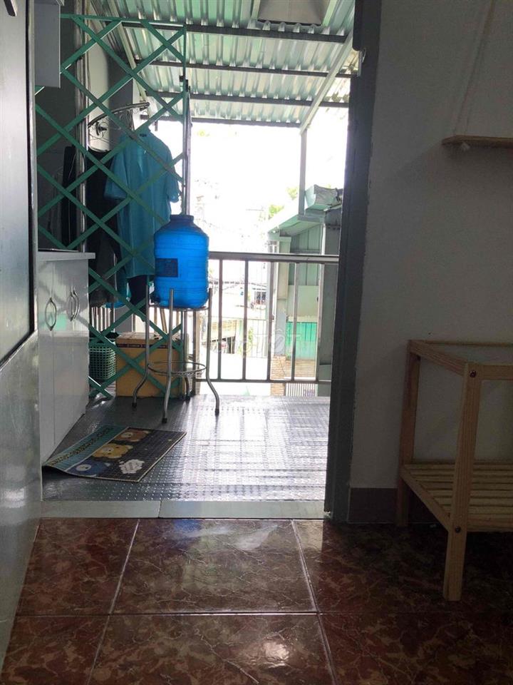 Phòng ban công rộng, tách bếp ngoài phòng tại 143/76 Gò Dầu