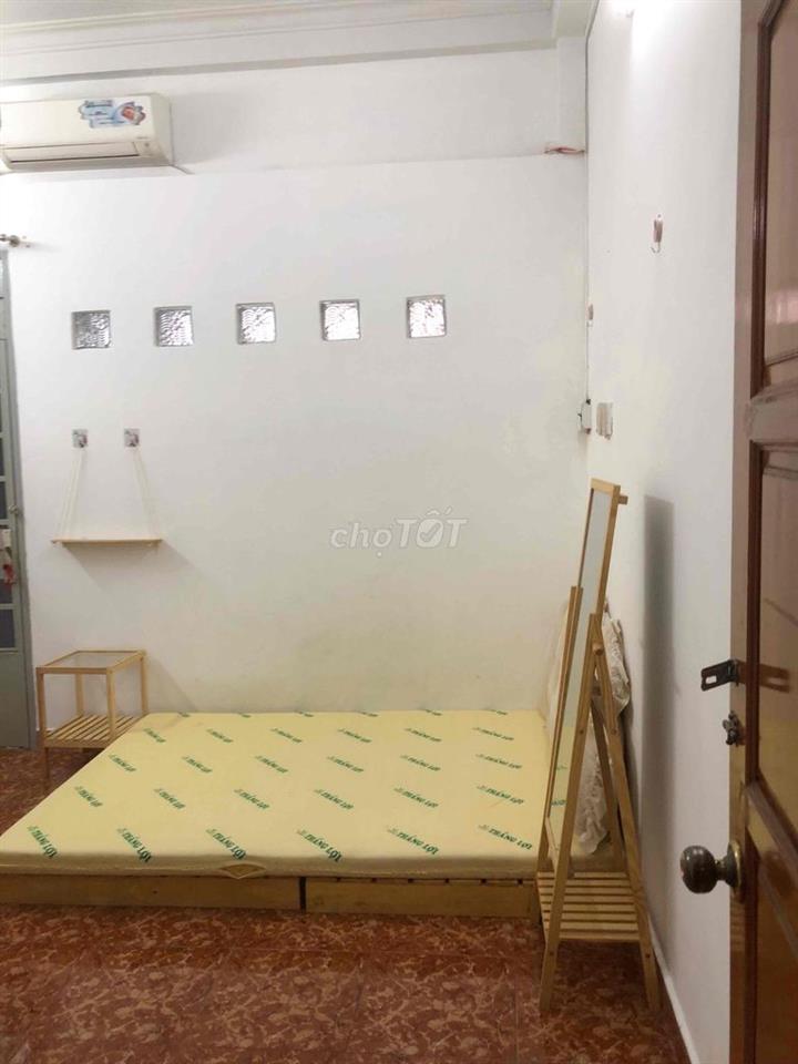 Phòng ban công rộng, tách bếp ngoài phòng tại 143/76 Gò Dầu