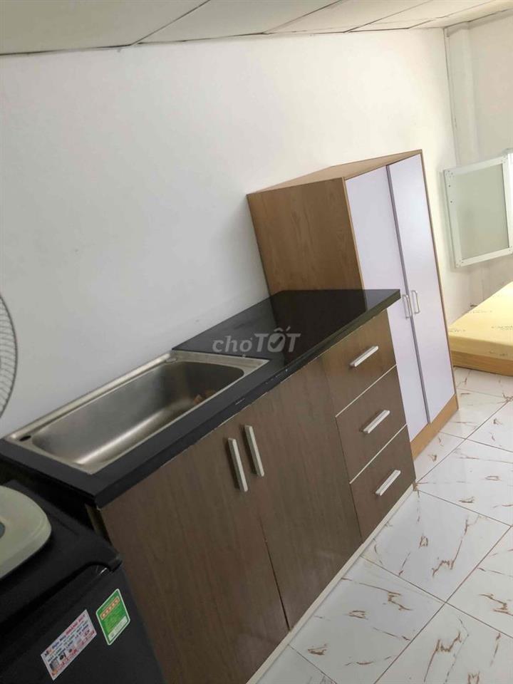 Phòng cửa sổ full  nội thất, 5p đi bộ đến Huit, tại 24 Lê Trọng Tấn