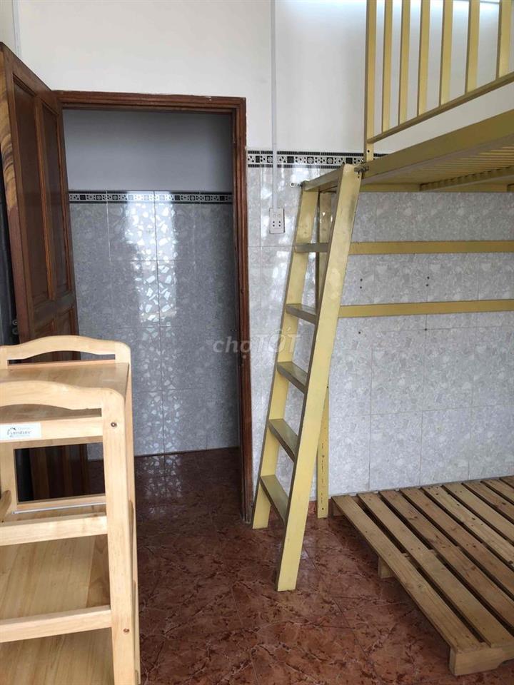 Phòng ban công, cửa sổ, gác cao, full nội thất cạnh Huit