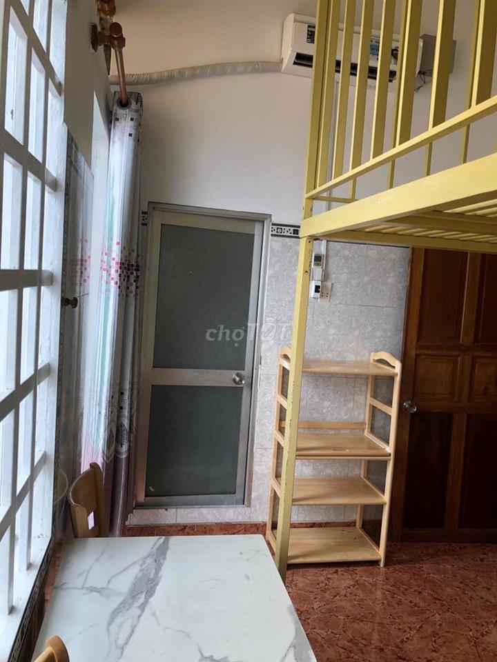 Phòng ban công, cửa sổ, gác cao, full nội thất cạnh Huit