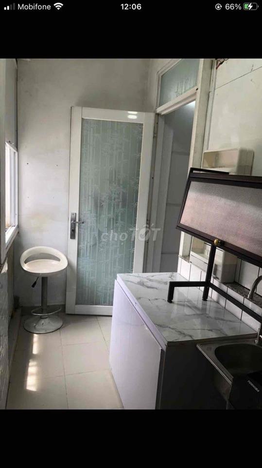 Phòng ban công, tách bếp, full nội thất tại 385 Nguyễn Sơn