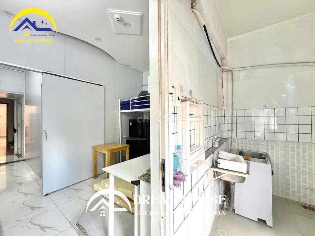 Phòng ban công, tách bếp, full nội thất tại 385 Nguyễn Sơn