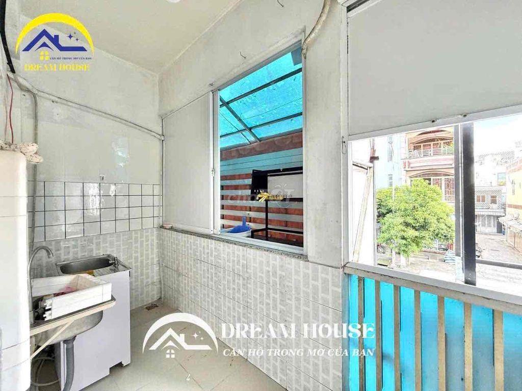 Phòng ban công, tách bếp, full nội thất tại 385 Nguyễn Sơn