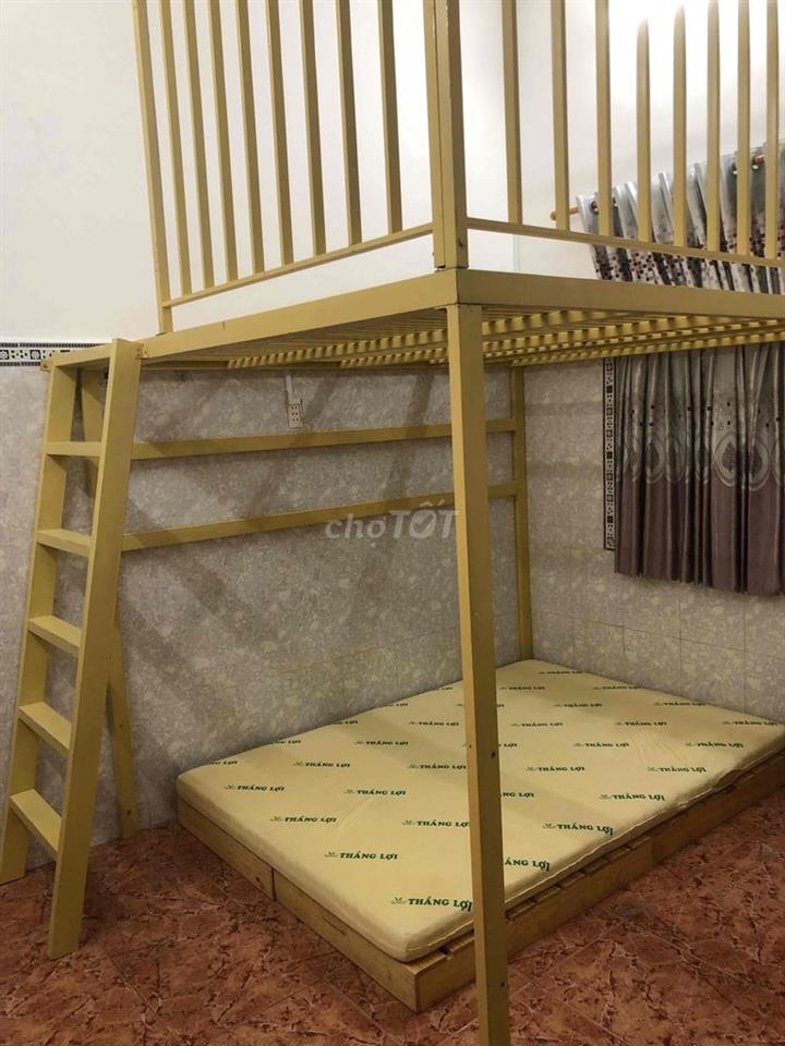 Phòng ban công, 2 cửa sổ, gác cao, sát cạnh ĐH Công Thương