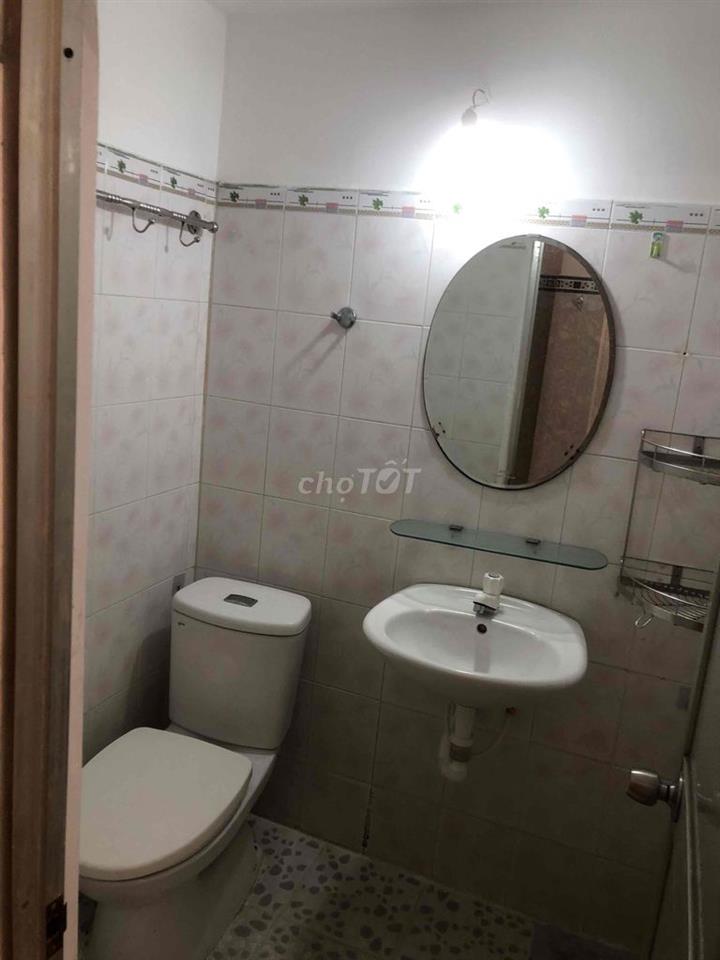 Phòng ban công, 2 cửa sổ, gác cao, sát cạnh ĐH Công Thương