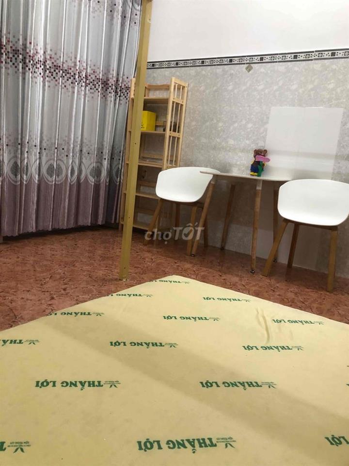 Phòng ban công, 2 cửa sổ, gác cao, sát cạnh ĐH Công Thương