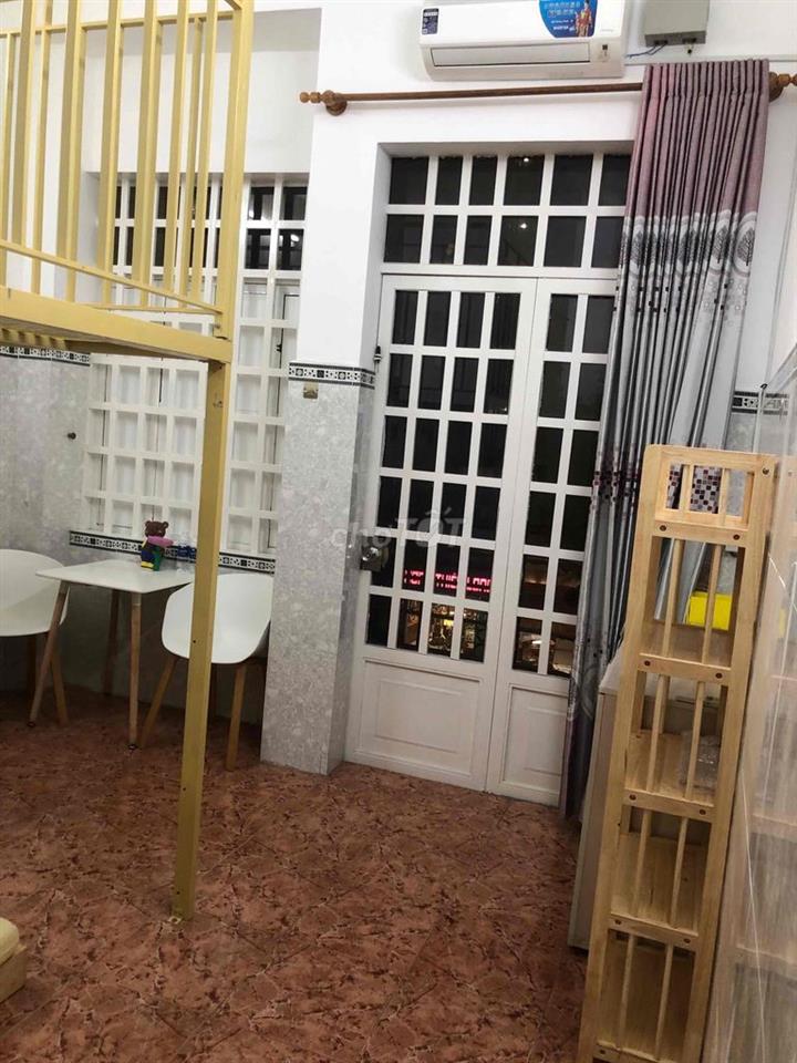 Phòng ban công, 2 cửa sổ, gác cao, sát cạnh ĐH Công Thương