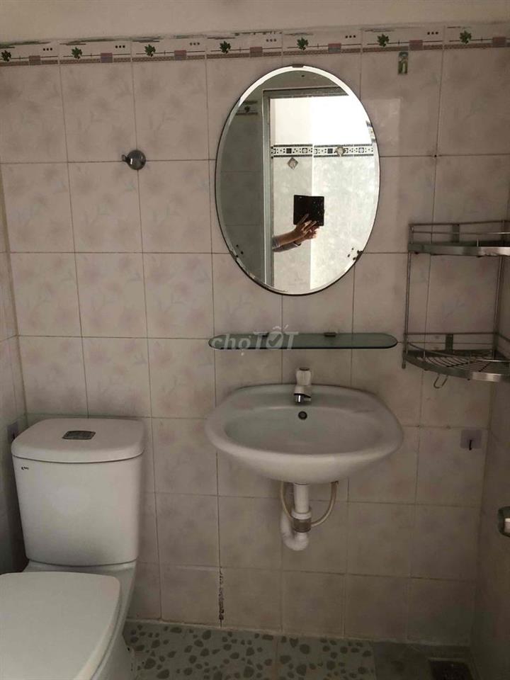 Phòng ban công, 2 cửa sổ, gác cao, sát cạnh ĐH Công Thương