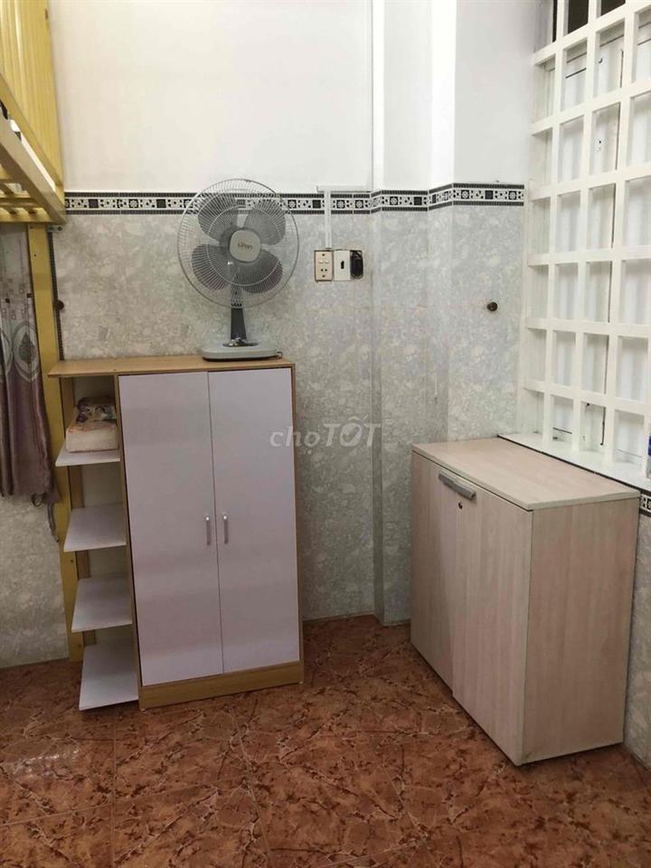 Phòng ban công, 2 cửa sổ, gác cao, sát cạnh ĐH Công Thương