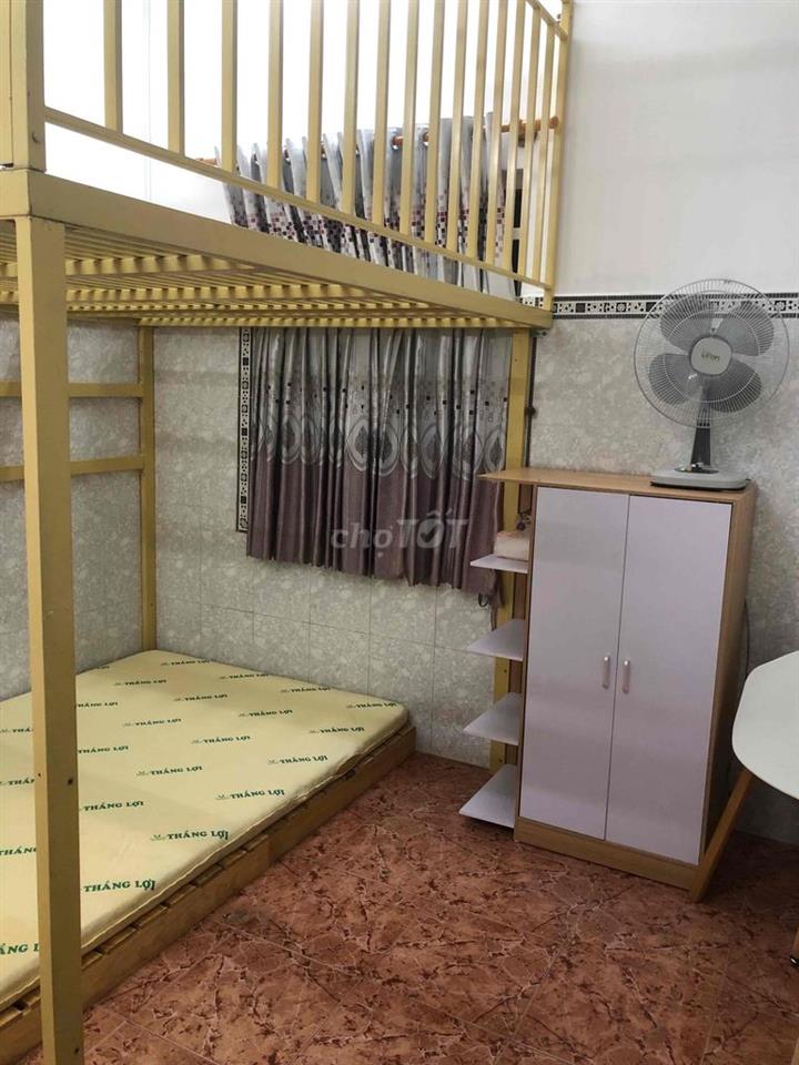 Phòng ban công, 2 cửa sổ, gác cao, sát cạnh ĐH Công Thương