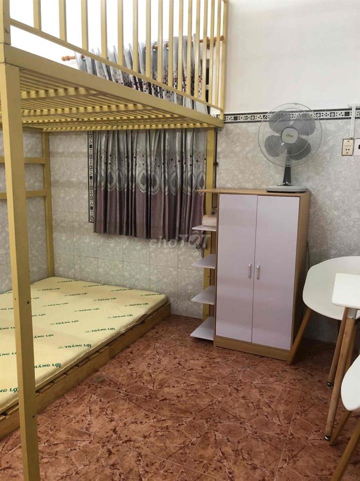 Phòng ban công, 2 cửa sổ, gác cao, sát cạnh ĐH Công Thương