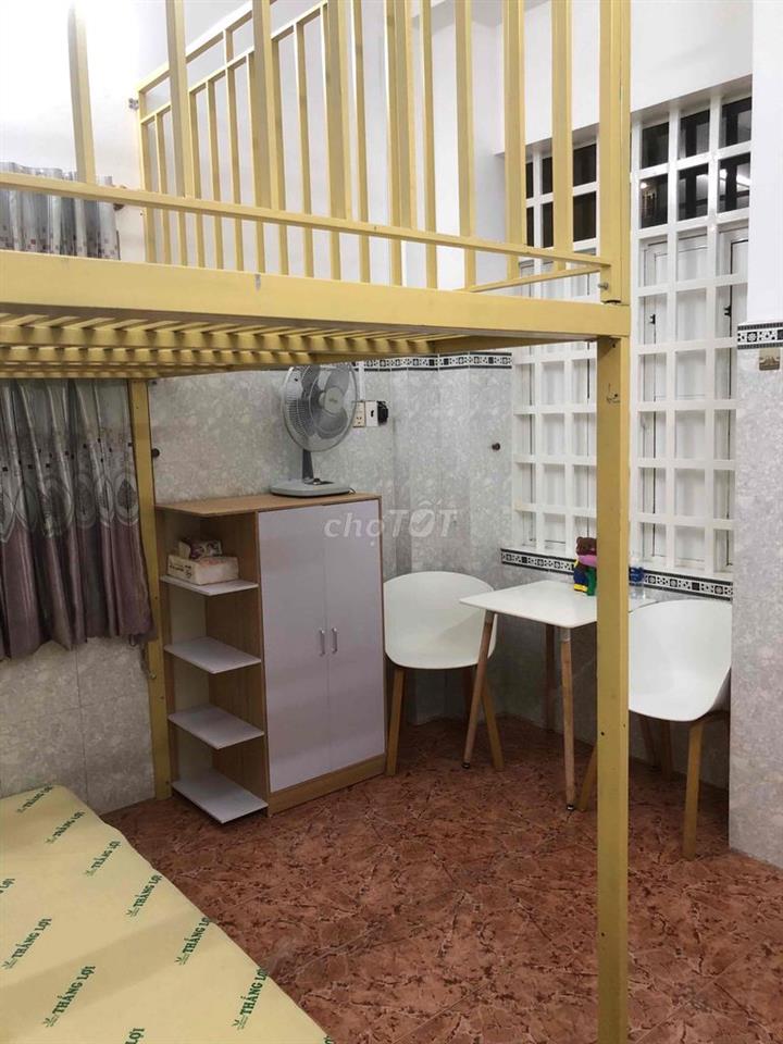 Phòng ban công, 2 cửa sổ, gác cao, sát cạnh ĐH Công Thương