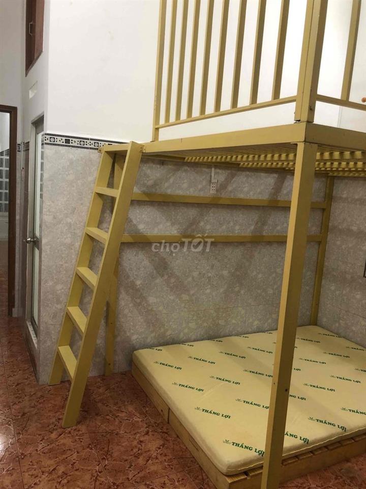 Phòng ban công, 2 cửa sổ, gác cao, sát cạnh ĐH Công Thương