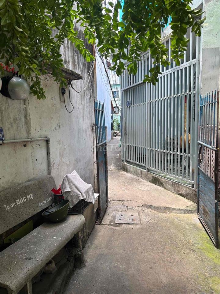 Cần bán gấp nhà đường Chử Đồng Tử, Tân Bình. Gần chợ Tân Bình