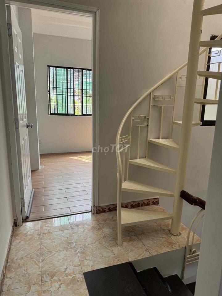 Nhà riêng 3 tầng 3pn hẻm 5m Bành Văn Trân 3