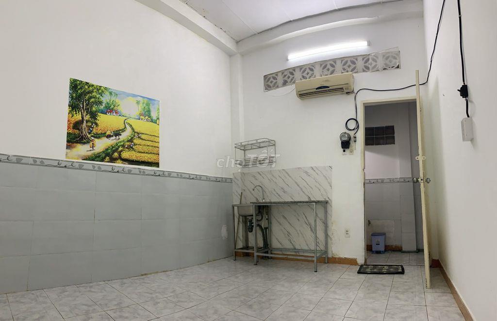 Phòng trọ gần chợ Hoàng Hoa Thám có máy lạnh