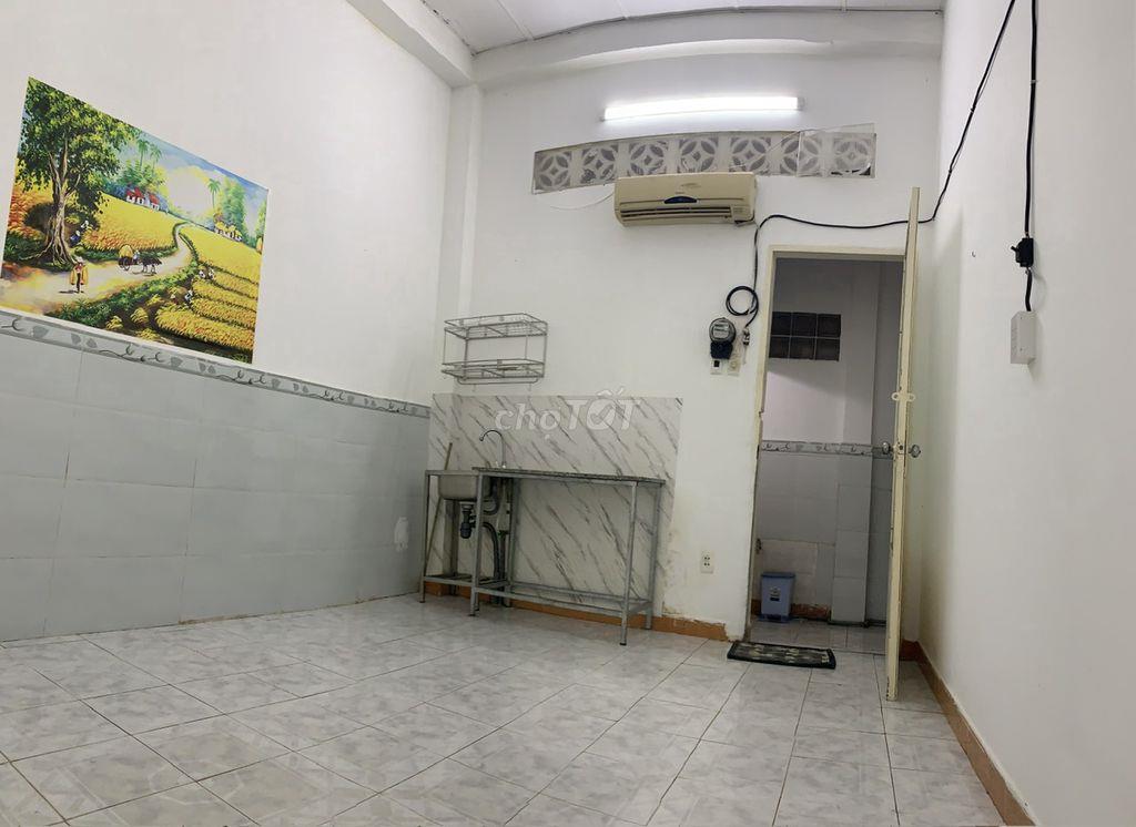 Phòng trọ gần chợ Hoàng Hoa Thám có máy lạnh