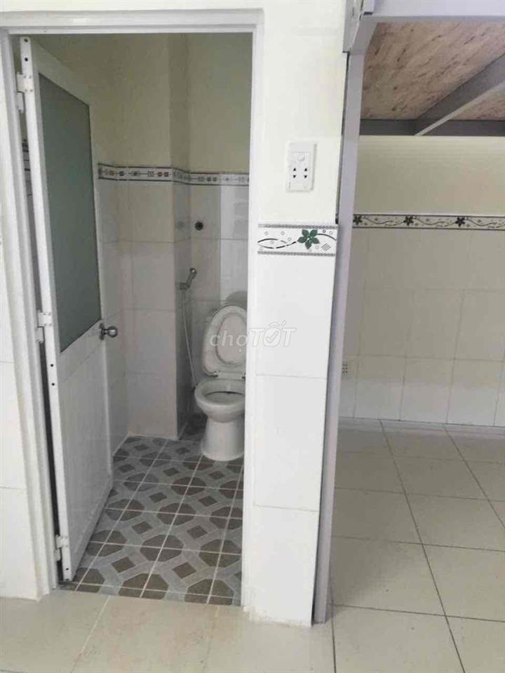 Cho thuê phòng lầu 2 ở Nguyễn Sỹ Sách 3,5tr/thg, có máy lạnh