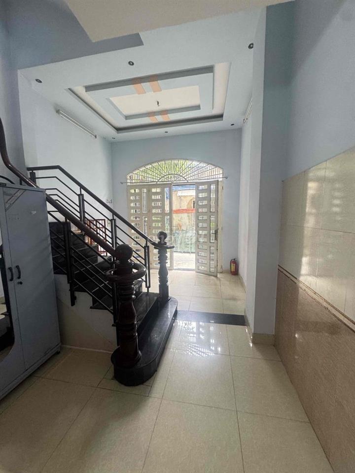 Nhà thuê gần trường Tân Hương - Tân Phú  Dt 4x10m 1 trêt 3 lầu + ban c