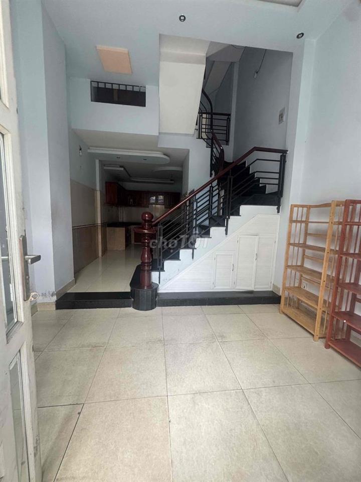 Nhà thuê gần trường Tân Hương - Tân Phú  Dt 4x10m 1 trêt 3 lầu + ban c