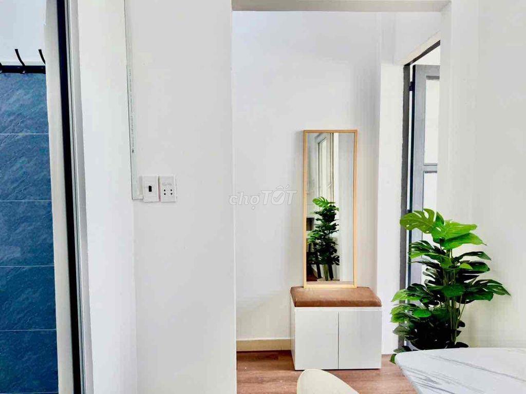 Căn hộ tách bếp ban công full nội thất gần sân bay công viên HVT