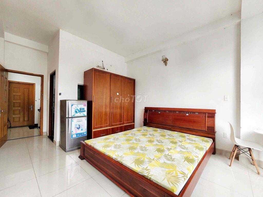 Phòng full nội thất có ban công nằm ngay trung tâm sát bên trường HVHK