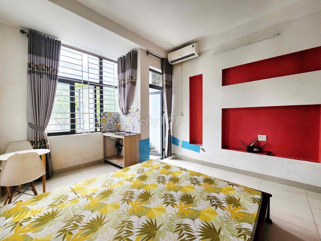 Phòng full nội thất có ban công nằm ngay trung tâm sát bên trường HVHK
