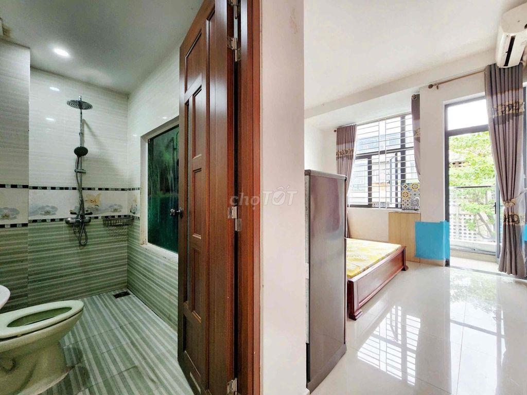 Phòng full nội thất có ban công nằm ngay trung tâm sát bên trường HVHK