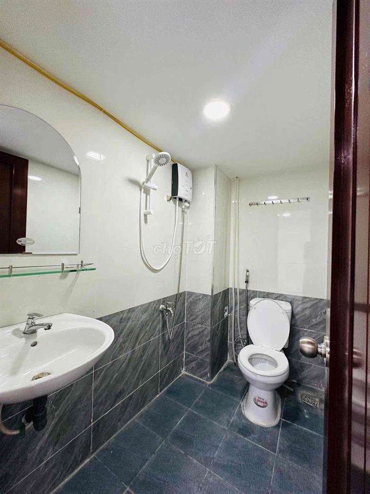 Dự án mới 2 phòng ngủ đủ nội thất có ban công khu vực trung tâm