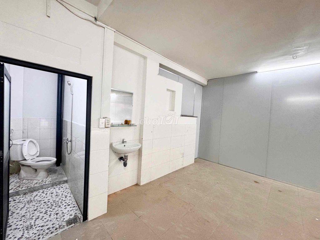 Cho thuê mặt bằng kinh doanh tự do rộng rãi có lối đi riêng