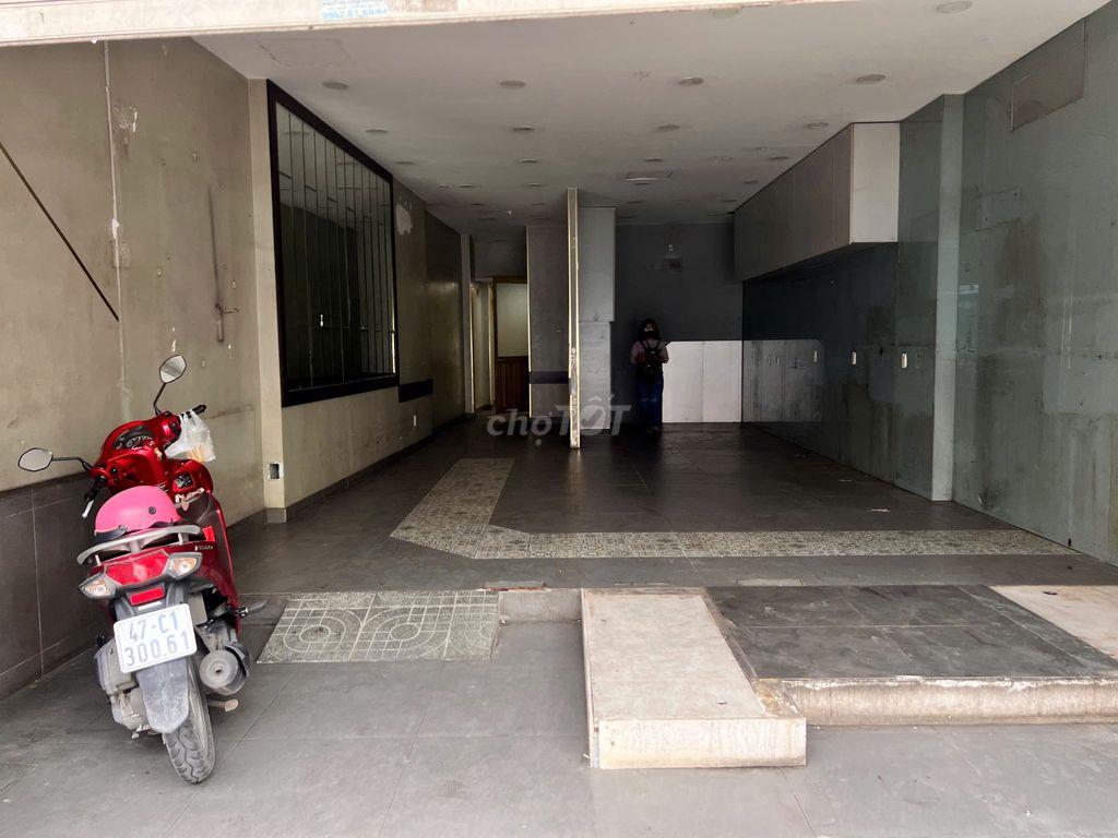 Mặt bằng mặt tiền đường Lạc Long Quân chiều ngang 4m, chiều dài 12m