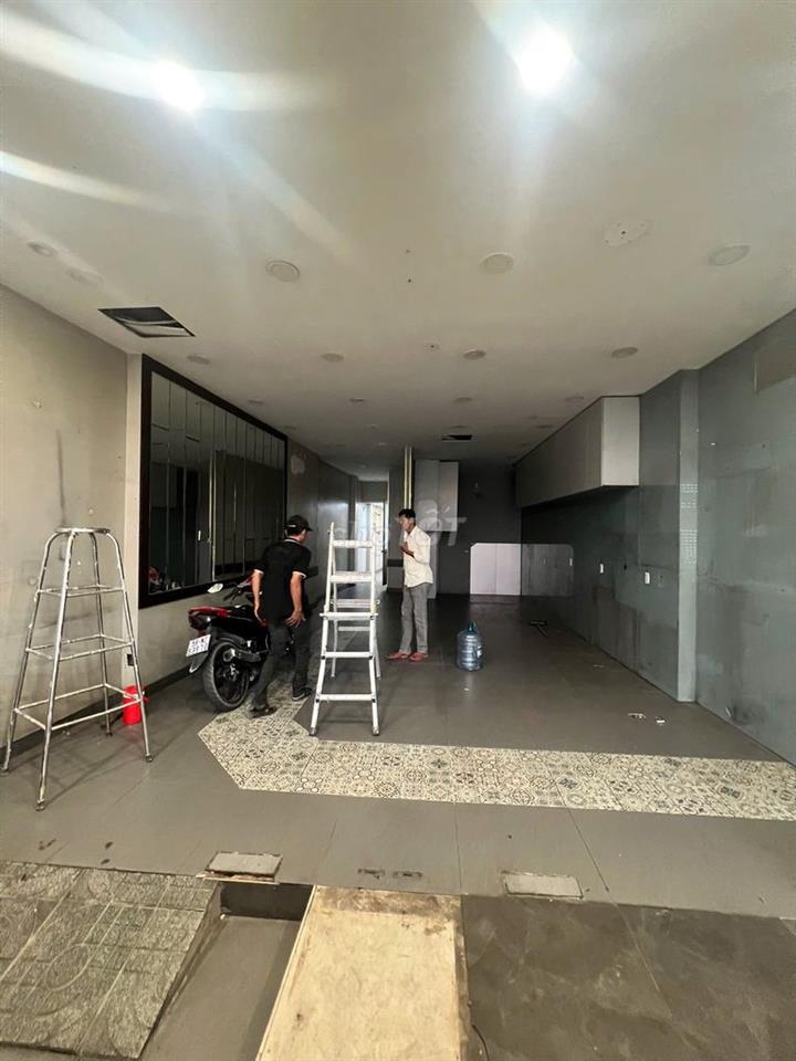 Mặt bằng mặt tiền đường Lạc Long Quân chiều ngang 4m, chiều dài 12m