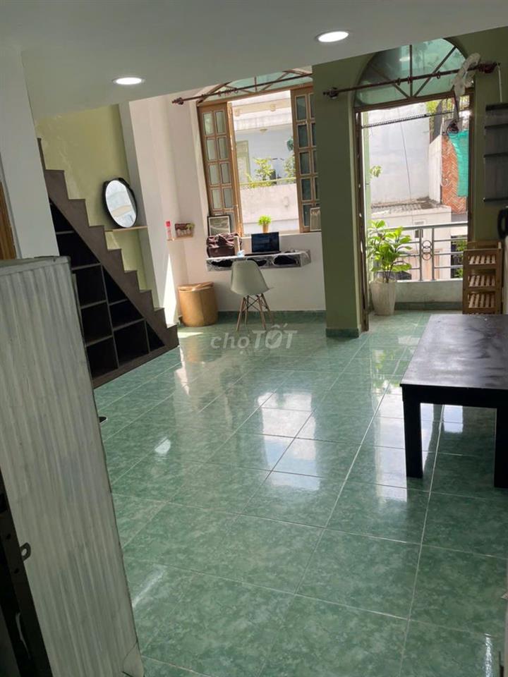 Phòng 35m2, lầu 2, có gác, bếp nấu ăn, ban công, cửa sổ,