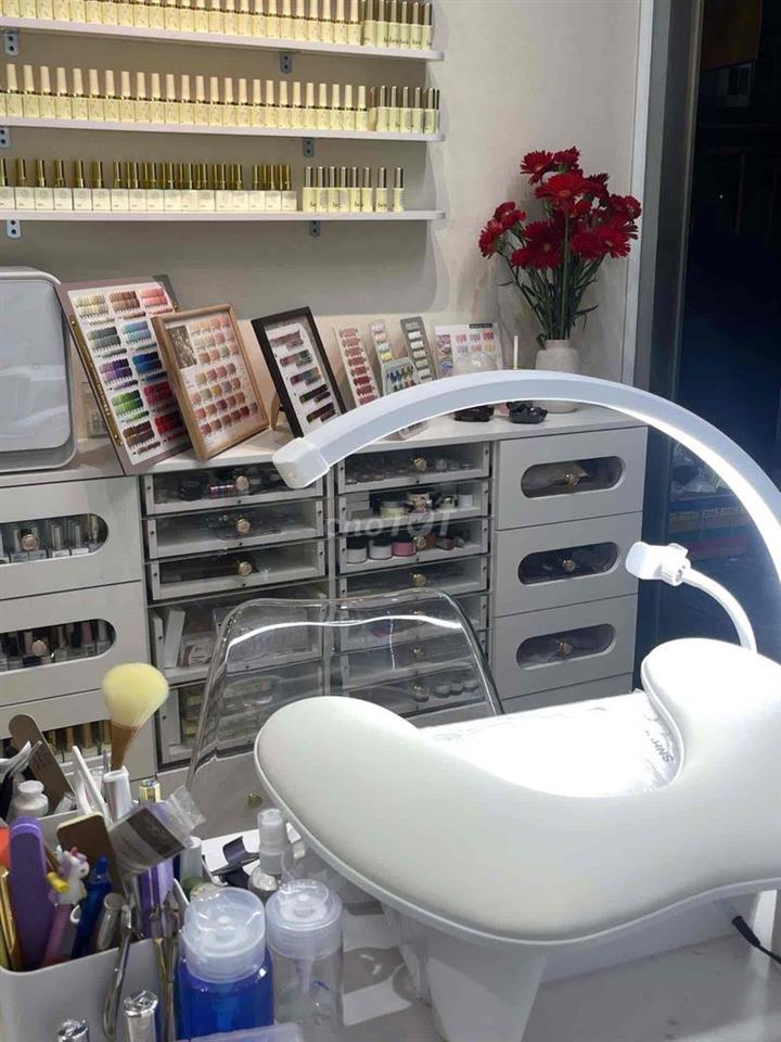 sang tiệm nail