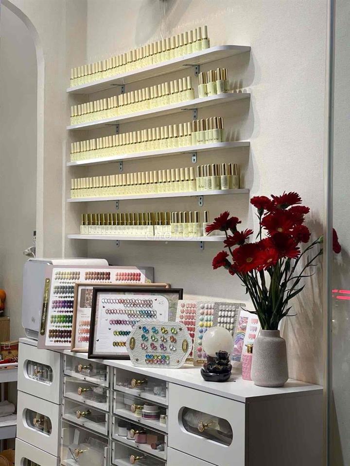 sang tiệm nail