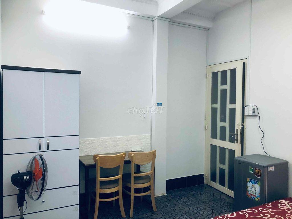 phòng 24m2 đầy đủ nội thất , máy lạnh , máy giặt , toileet riêng ,