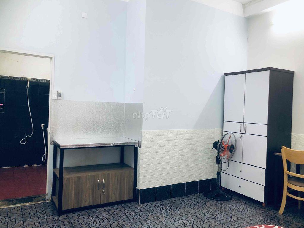 phòng 24m2 đầy đủ nội thất , máy lạnh , máy giặt , toileet riêng ,