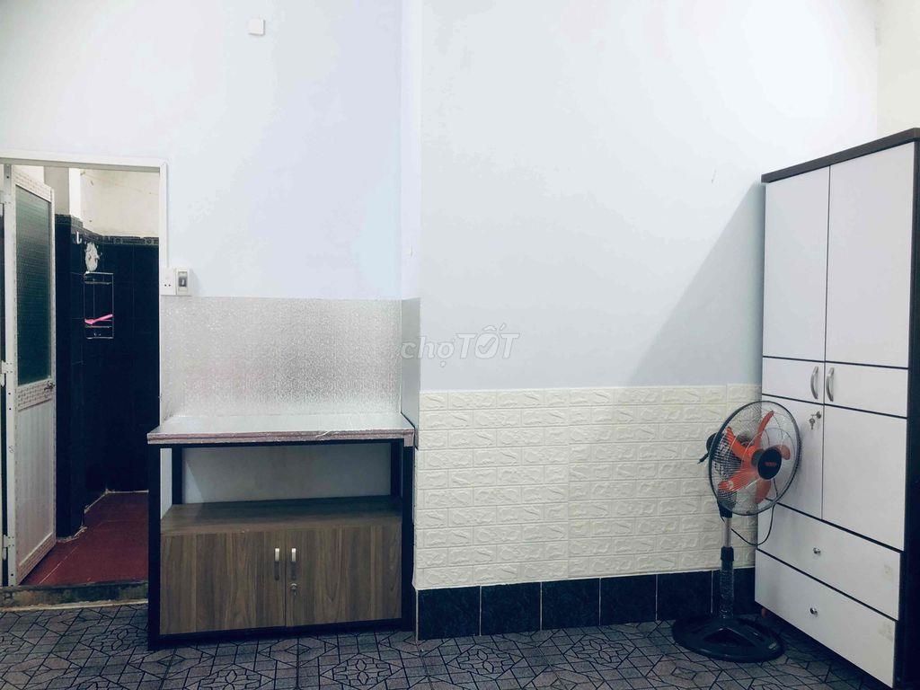 phòng 24m2 đầy đủ nội thất , máy lạnh , máy giặt , toileet riêng ,