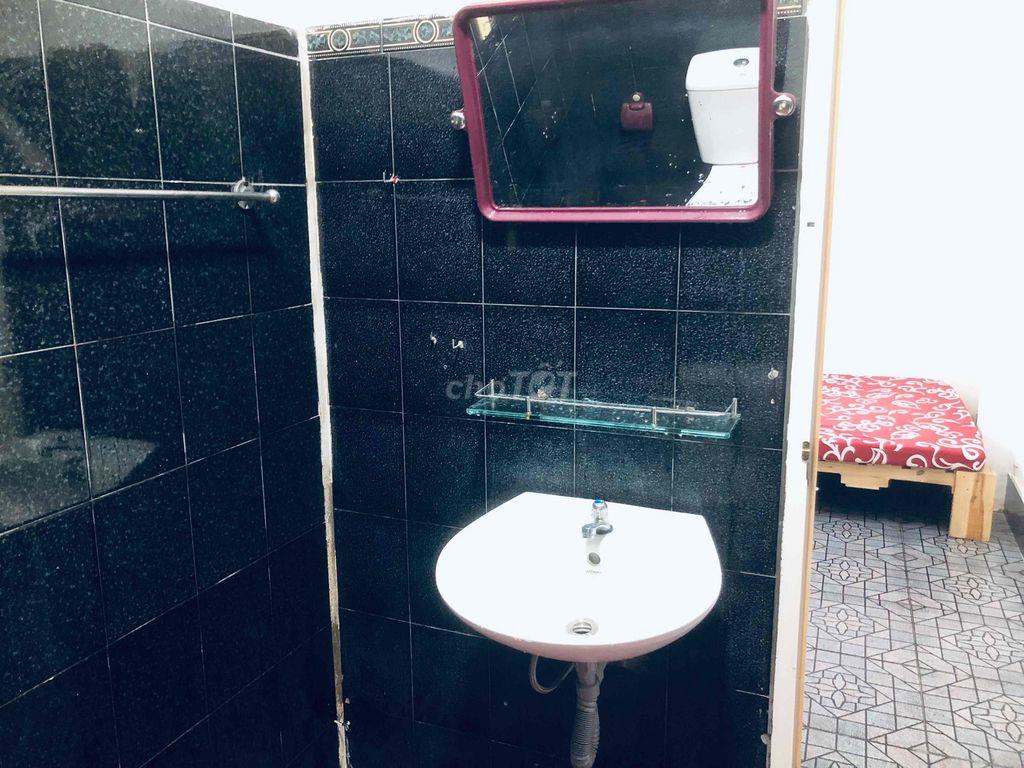 phòng 24m2 đầy đủ nội thất , máy lạnh , máy giặt , toileet riêng ,