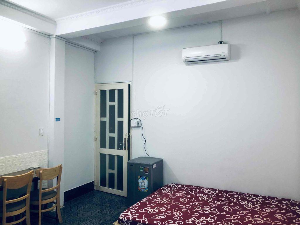 phòng 24m2 đầy đủ nội thất , máy lạnh , máy giặt , toileet riêng ,